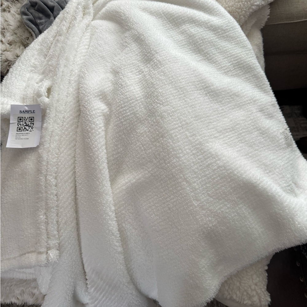 UGG Snow White Double-Faced Blanket